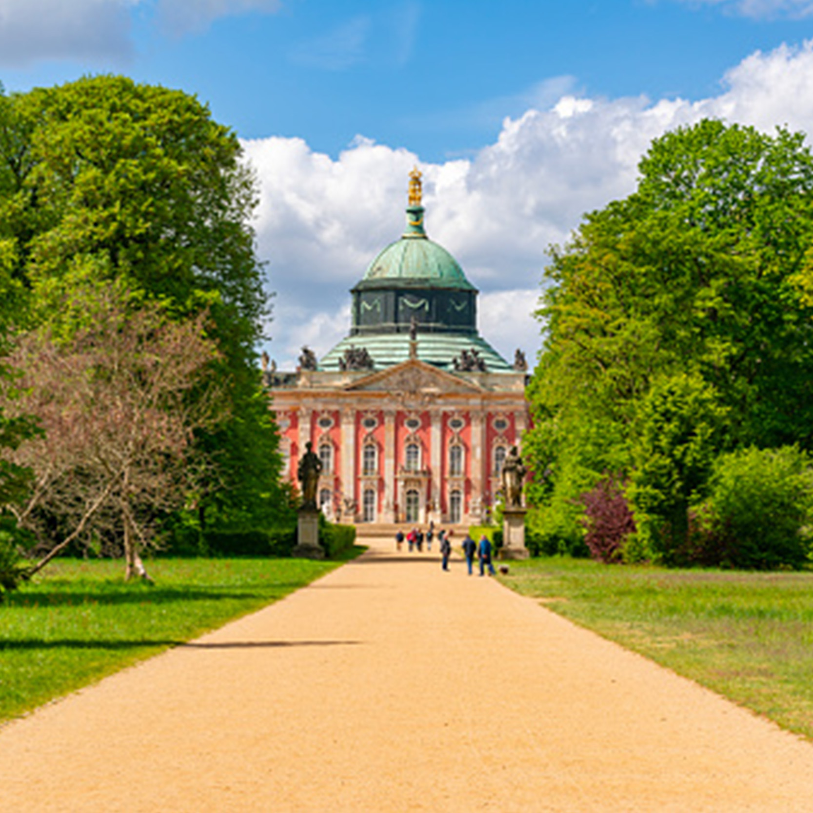 Brandenburg Potsdam © iStock Blick auf das Neue Palais im Park Sanssouci