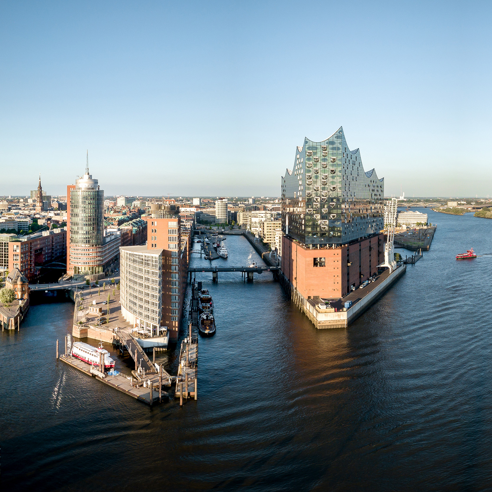 Hamburg Elbphilharmonie © iStock Blick auf die Speicherstadt und die Elbphilharmonie Hamburg